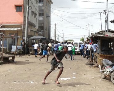 Côte d’Ivoire : Un commissaire de police tabassé en pleine rue par deux jeunes filles