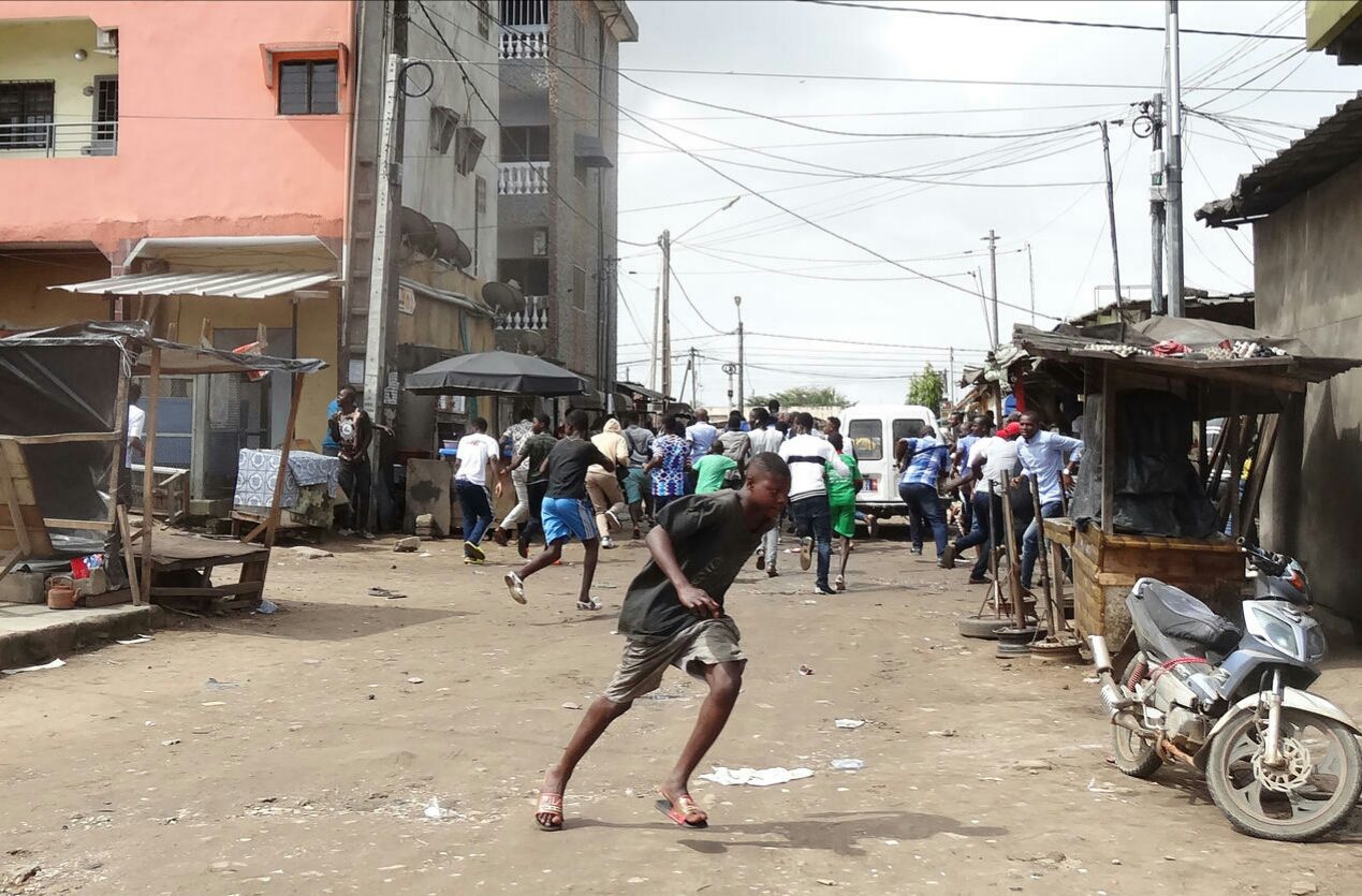 Un commissaire de police tabasse en pleine rue par deux jeunes filles doingbuzz - Côte d'Ivoire : Un commissaire de police tabassé en pleine rue par deux jeunes filles