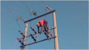 Un Nigerian Meurt Électrocuté En Volant Des Câbles Électriques Sur Un Poteau (Photo