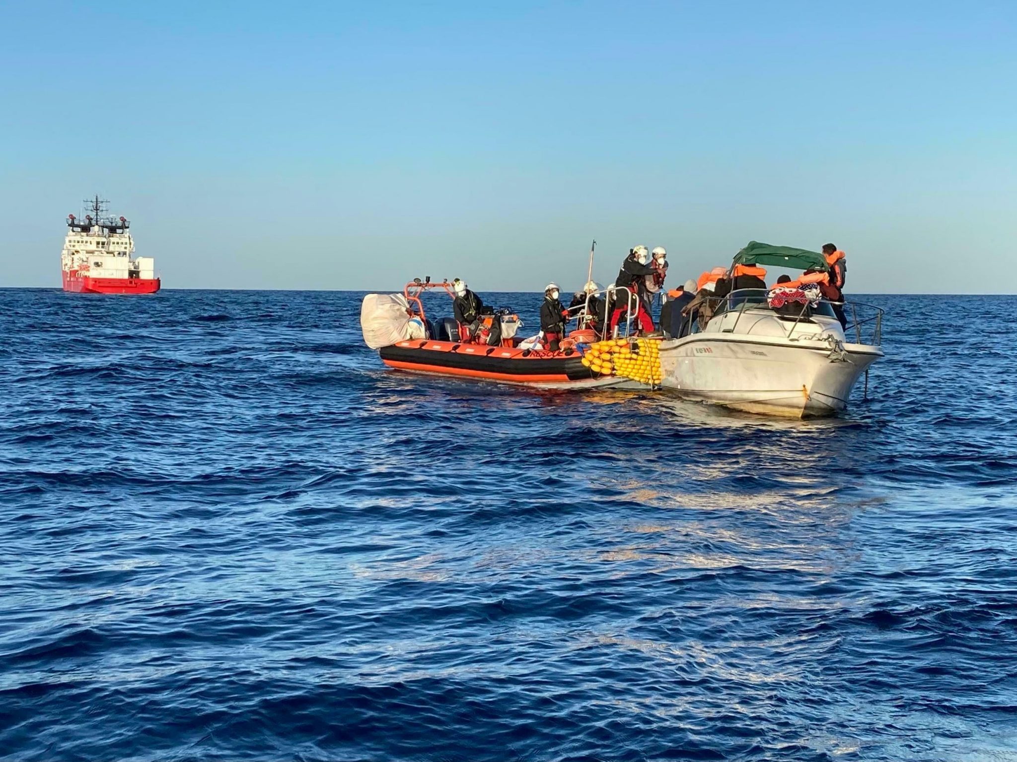 Le Navire Italien Sauve 65 Migrants D&Rsquo;Un Bateau Fuyant La Libye
