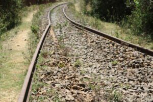 Kenya : Une Maison Construite Sur Une Ligne De Chemin De Fer Fait Polémique ( Photo)