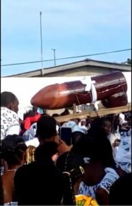 Ghana : Un Cercueil Sous Forme De P£N1S Dans Les Rues D’accra (Vidéo)