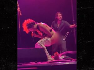 Usa : Cette Chanteuse Urine Sur Le Visage D'Un Fan Lors D'Un Concert (Vidéo)