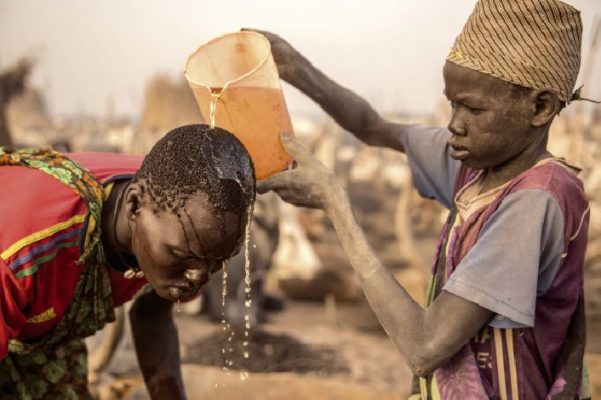 Afrique Des Tribus Se Baignent Urine De Vache Lutter Contre Linfection