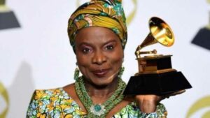 Angélique Kidjo Reçoit La Cinquième Étoile Lors Du Grammy Awards