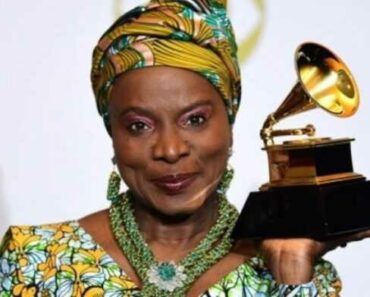 Angélique Kidjo Reçoit La Cinquième Étoile Lors Du Grammy Awards