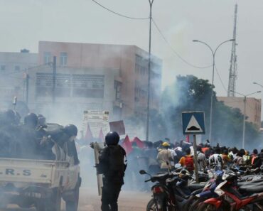 Burkina Faso : Des gaz lacrymogènes tirés sur des manifestants dénonçant les attaques islamistes