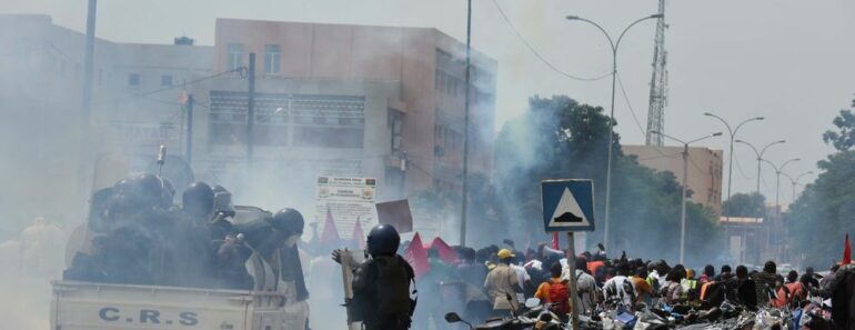 Burkina Faso : Des Gaz Lacrymogènes Tirés Sur Des Manifestants Dénonçant Les Attaques Islamistes