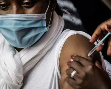 Ouganda : une nouvelle loi punira ceux qui refusent le vaccin anti-Covid-19