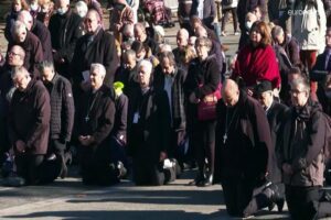 France / Abus Sexuels Dans L&Rsquo;Église Catholique : L&Rsquo;Évêque Agenouillé Demande Pardon (Vidéo)