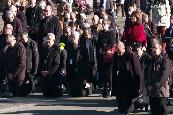 France Abus Sexuelséglise Catholique Évêque Agenouillé Demande Pardon