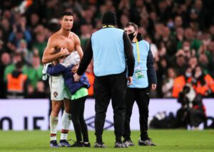 Irlande-Portugal : Cristiano Ronaldo Crée L’émotion Chez Une Fillette