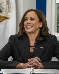 Kamala Harris « Victime Du Syndrome De L&Rsquo;Imposteur » ? Elle Était Agacée… À Cause De Son Rire Nerveux !