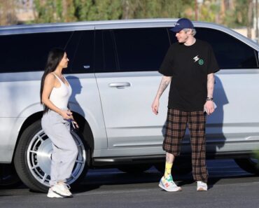 Kim Kardashian Et Pete Davidson Sont Officiellement En Couple