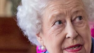 La Reine Elisabeth Ii, Être À Contre-Pied