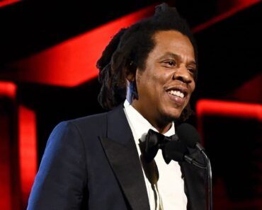 Rhuigi Villaseñor donne aux fans un aperçu de la veste universitaire Jay-Z Hall of Fame