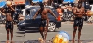 Sénégal / Un Homme Se Baigne À Un Carrefour À Midi