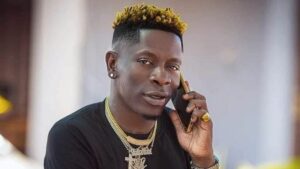 Shatta Wale S&Rsquo;Excuse Après Avoir Crié Sur Des Policiers Devant Leur Chef