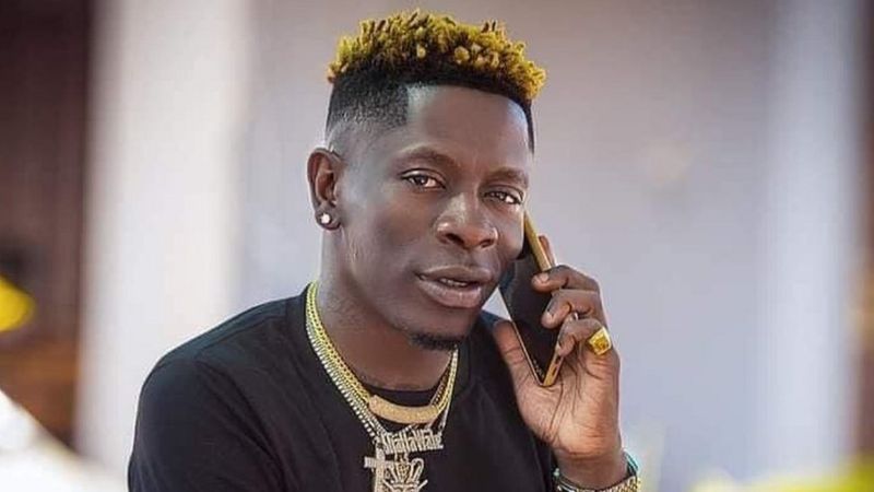 Shatta Wale Crié Sur Des Policierschef