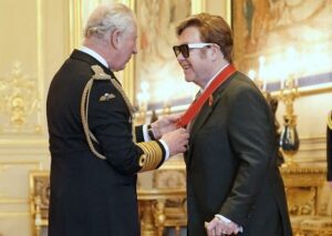 Windsor : Elton John Honoré Par Le Prince Charles