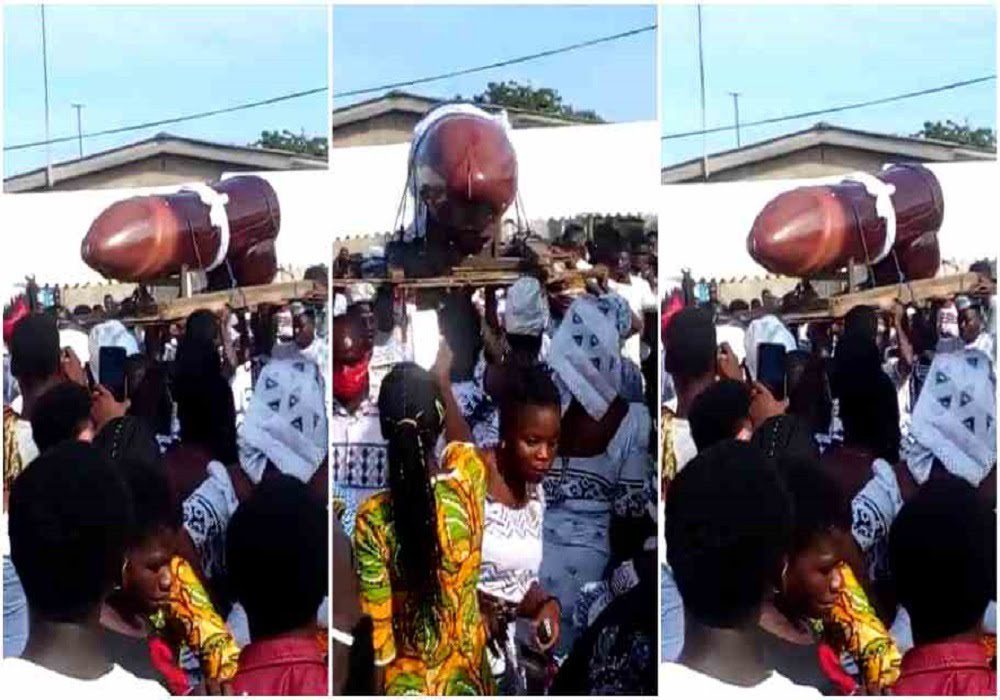 Ghana : Un Cercueil Sous Forme De P€N!S Suscite De Vives Polémiques (Vidéo)