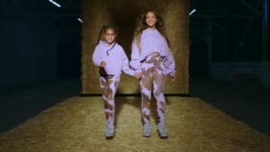 Beyonce Pose Avec Blue Et Rumi Dans Le Spot D&Rsquo;Ivy Park