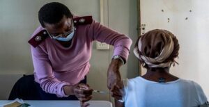 Covid-19 : Des Experts Sud-Africains Préviennent Qu&Rsquo;Omicron Pourrait Provoquer Plus De Réinfections