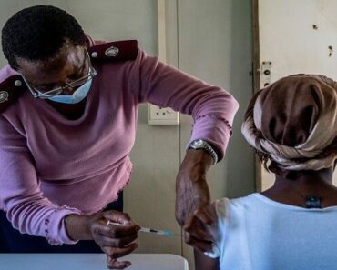 Covid-19 : des experts sud-africains préviennent qu’Omicron pourrait provoquer plus de réinfections