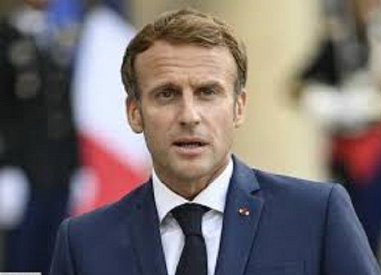 Emmanuel Macronconfidence Président Français Fait Jaser