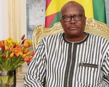 Burkina Faso : Le Président Kaboré Se Charge Du Nettoyage