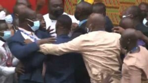 Les Parlementaires Ghanéens Échangent De Violents Coups De Poings Lors D’un Vote Au Parlement (Vidéo)