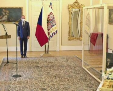 Touché par le Covid-19, le président tchèque nomme le Premier ministre dans une boîte de verre : photo
