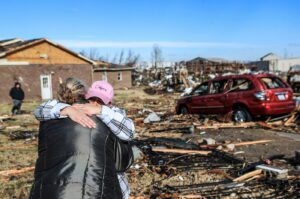 Usa: Les Recherches De Disparus Continuent Après Des Tornades Dévastatrices