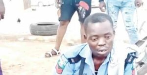 Un Policier Ivre Arrêté Et Jugé Au Nigeria