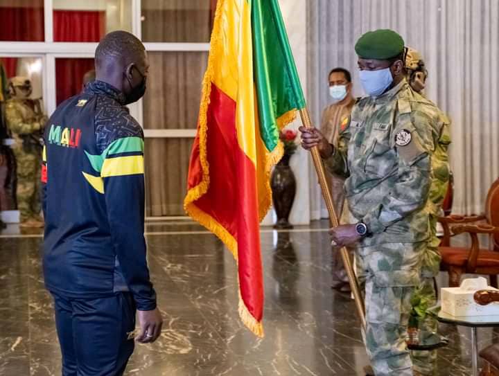 WhatsApp Image 2021 12 29 at 07.17.04 - CAN Cameroun 2022: le Président Assimi Goita a remis le drapeau national aux Aigles Seniors