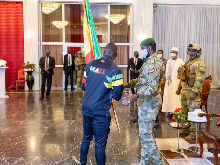 WhatsApp Image 2021 12 29 at 07.17.05 - CAN Cameroun 2022: le Président Assimi Goita a remis le drapeau national aux Aigles Seniors