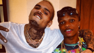 Wizkid Fait La Fête Avec Chris Brown Dans Une Discothèque Londonienne