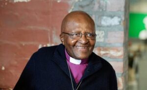larcheveque Desmond Tutu nest plus de ce monde doingbuzz 300x184 - Desmond Tutu : connaître l'homme en 5 points