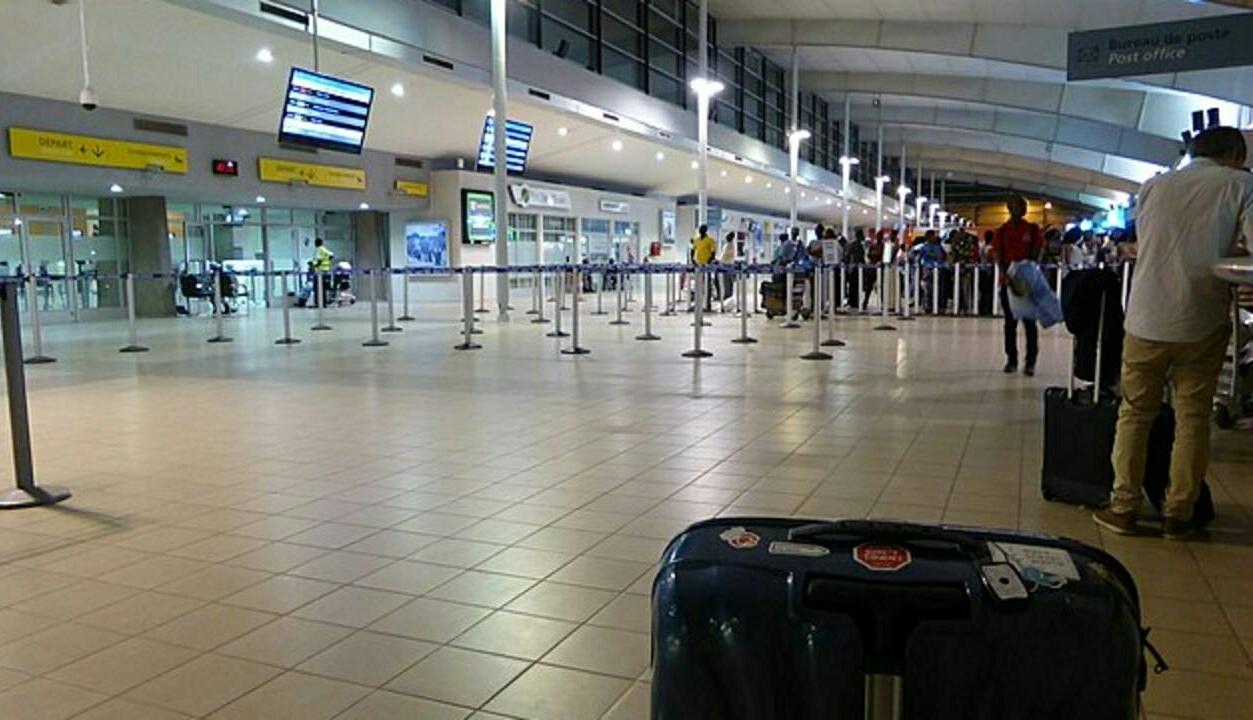 2 passagers partis de Benin interpelles avec 2 millions et 84 kg dor doingbuzz - Abidjan : 2 passagers partis de Bénin interpellés avec 2 millions d'euros et 84 kg d'or