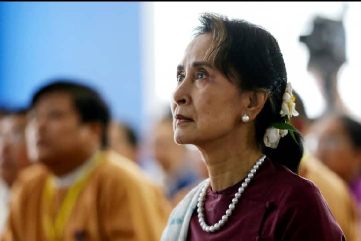 Aung San Suu Kyi Coupable Des Accusationstalkie Walkie