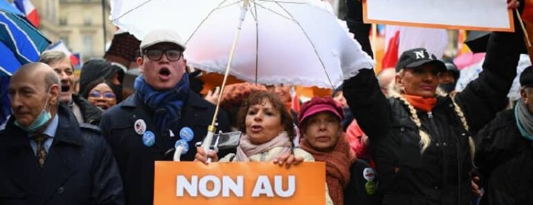Des Manifestants Anti-Vaccins Se Rassemblent En France, En Allemagne, En Autriche Et En Italie
