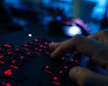 Des pirates informatiques détruisent des sites web gouvernementaux en Ukraine