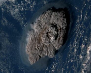 Eruption Volcanique Survenue Dans Le Pacifique