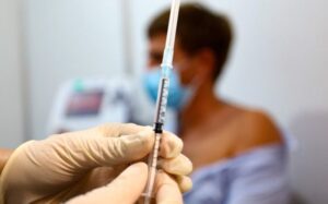 Émirats Arabes Unis : Abu Dhabi Rend Obligatoire Le Vaccin De Rappel À L&Rsquo;Entrée