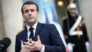 France : Une Femme « Baise » Macron, Il Répond Sans Hésiter