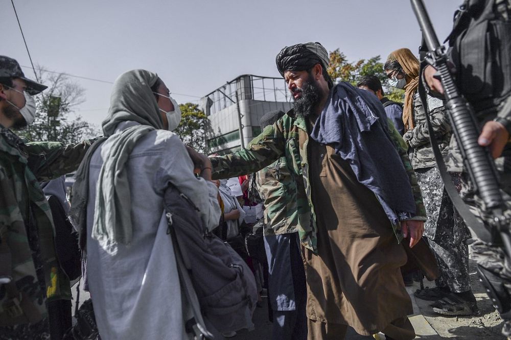 Les Talibans Arrêtent Un Combattantabattu Une Femme