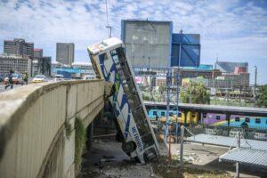 Usa : Un Pont S&Rsquo;Effondre Et Laisse Tomber Un Bus Dans Une Ville