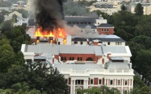 L&Rsquo; Incendie D&Rsquo;Un Bâtiment Du Parlement Sud-Africain En Partie Maîtrisé