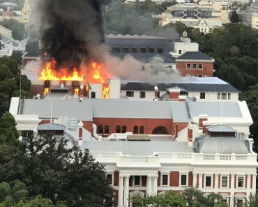 L’ incendie d’un bâtiment du parlement sud-africain en partie maîtrisé