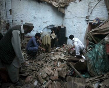 Des Secouristes Recherchent Des Survivants Après Un Séisme Meurtrier En Afghanistan